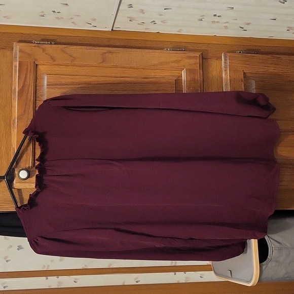 New V-neck Ruffled Top - Picture 2 of 2